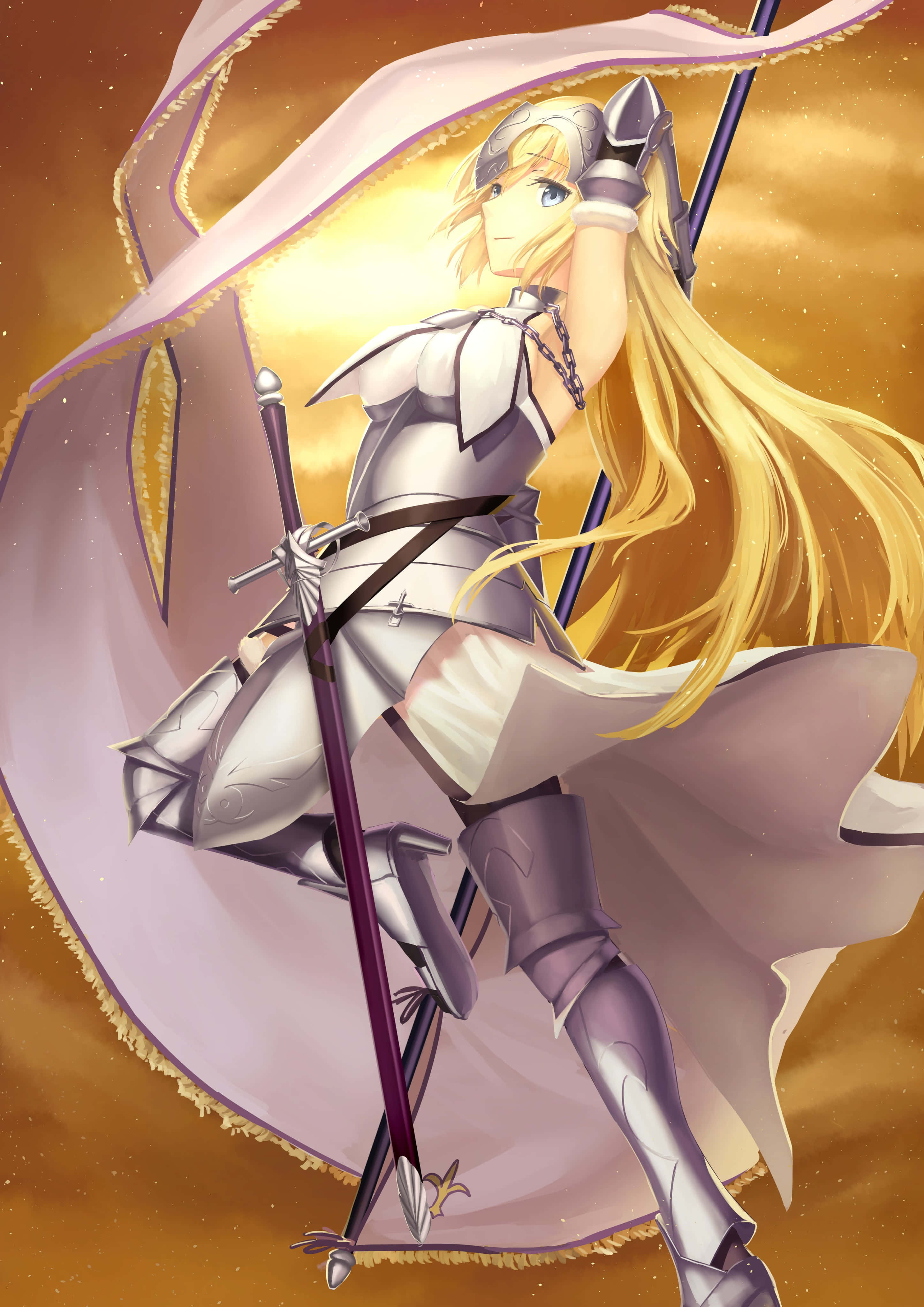 Fate/Grand Order 桌布 壁紙 — 一位金髮動漫騎士身穿銀色盔甲，手持劍，站在燦爛的金色天空前。