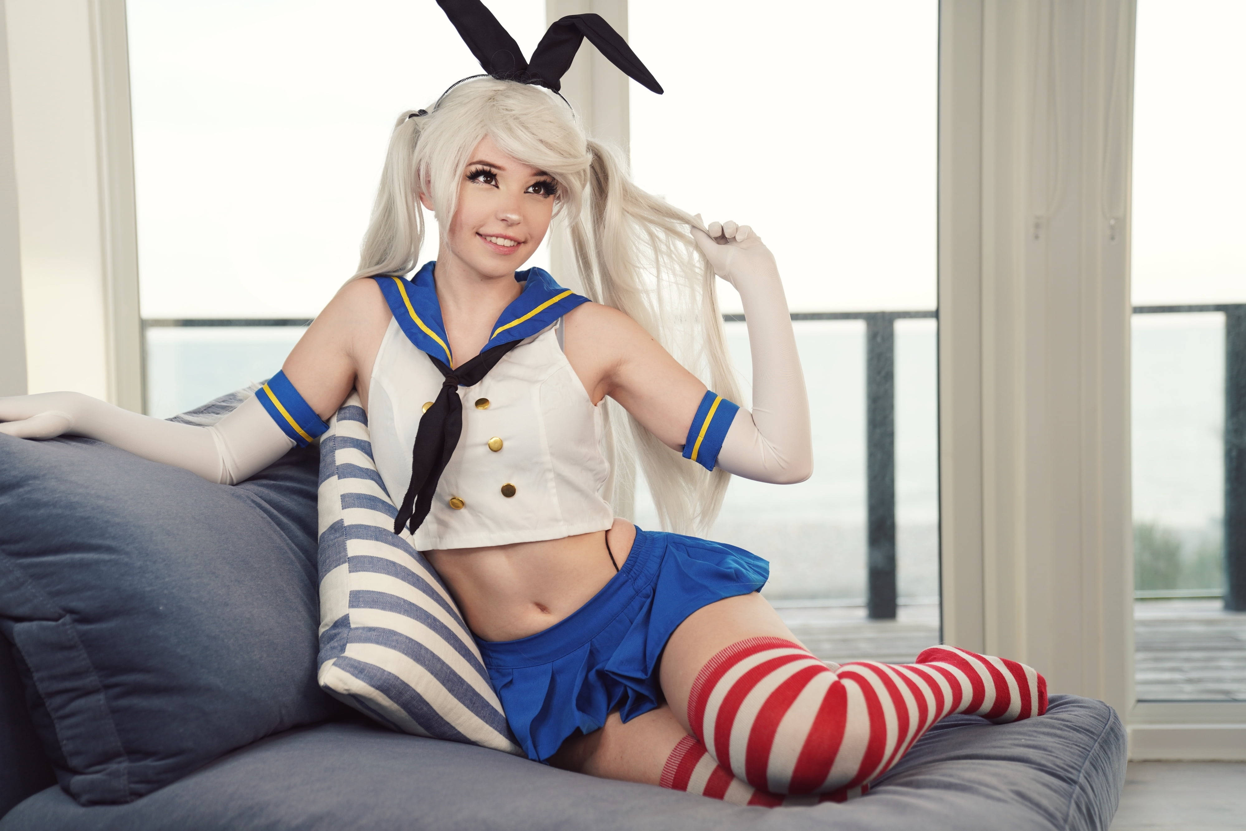 Woman 桌布 壁紙 — 一位金髮女cosplayer穿著水手服配兔耳，在明亮的窗邊沙發上躺臥。