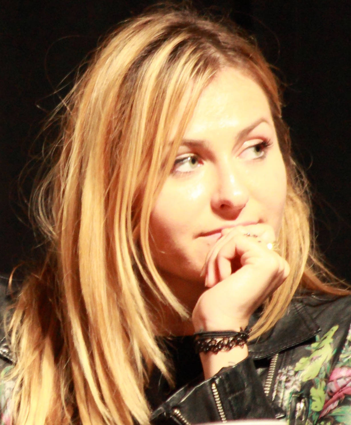 女演員 桌布 壁紙 — 一位金髮女士將下巴擱在手上，若有所思地望向一旁。