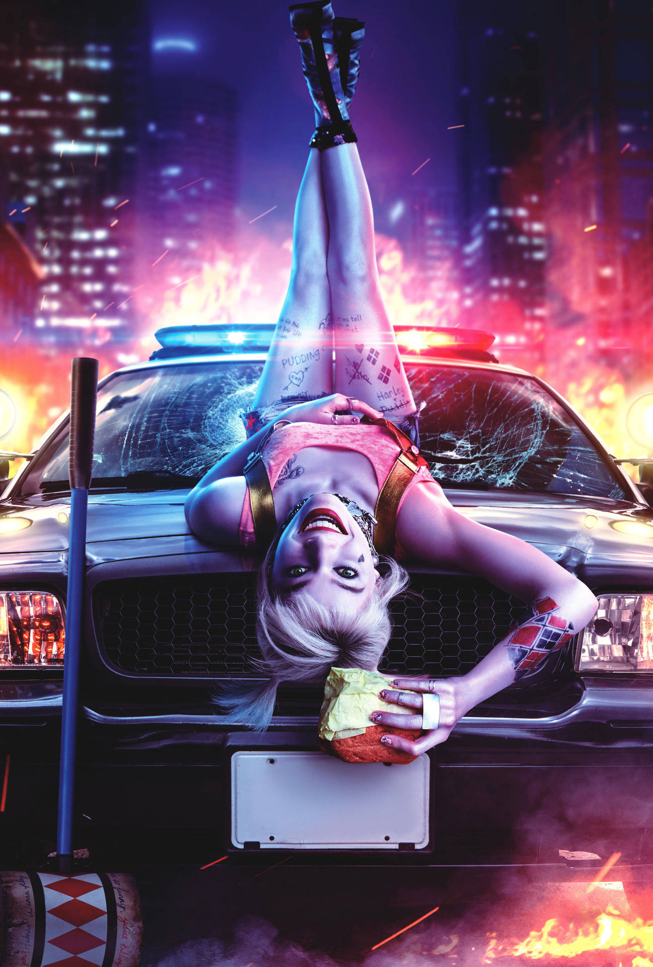哈莉·奎茵在燃燒的城市夜晚倒掛在警車上。 — 哈莉·奎茵 GIF 壁紙