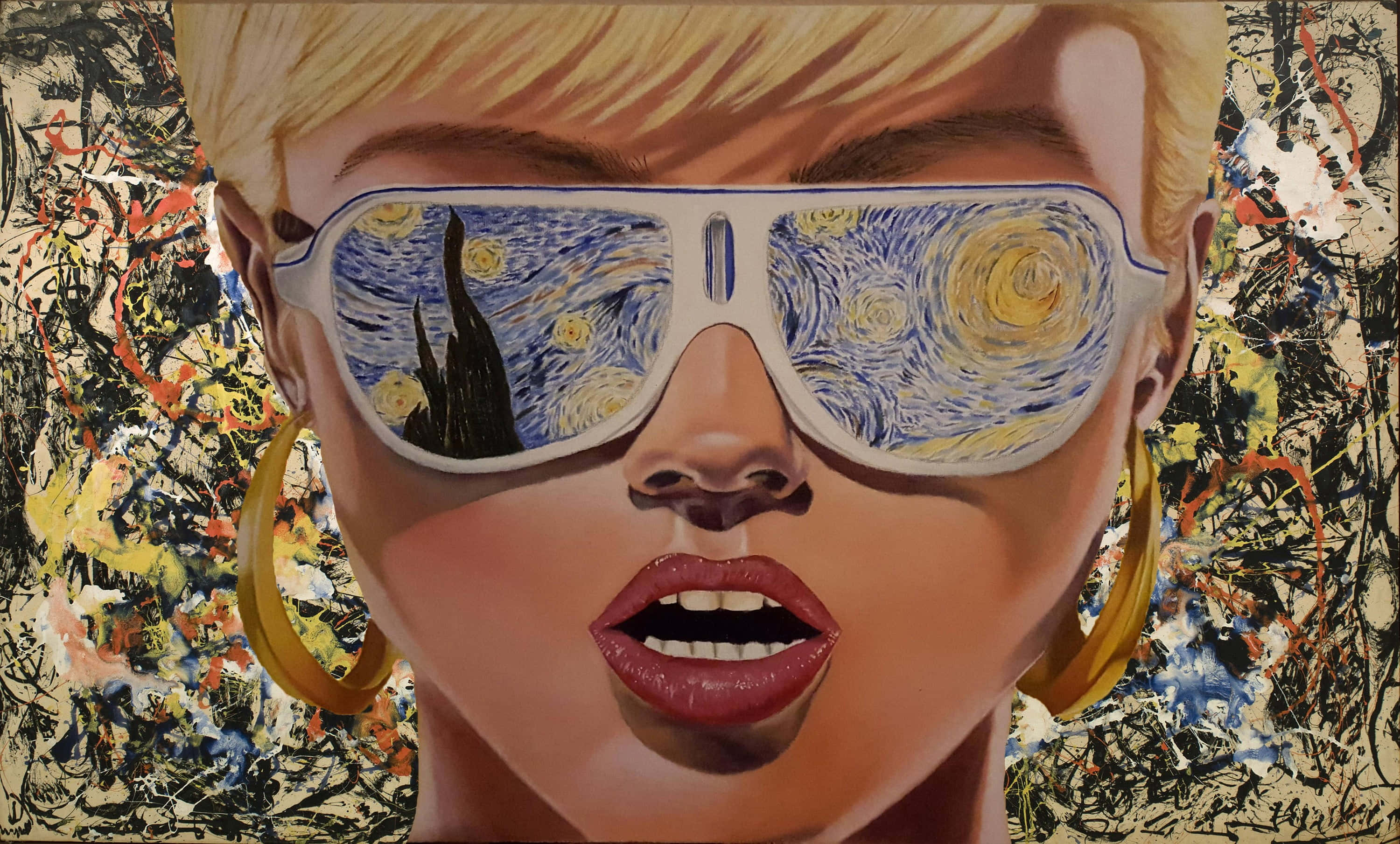Sunglasses 桌布 壁紙 — 一位金髮女子戴著金色耳環，戴著超大太陽眼鏡，在混亂的抽象背景上反射梵谷的星夜。