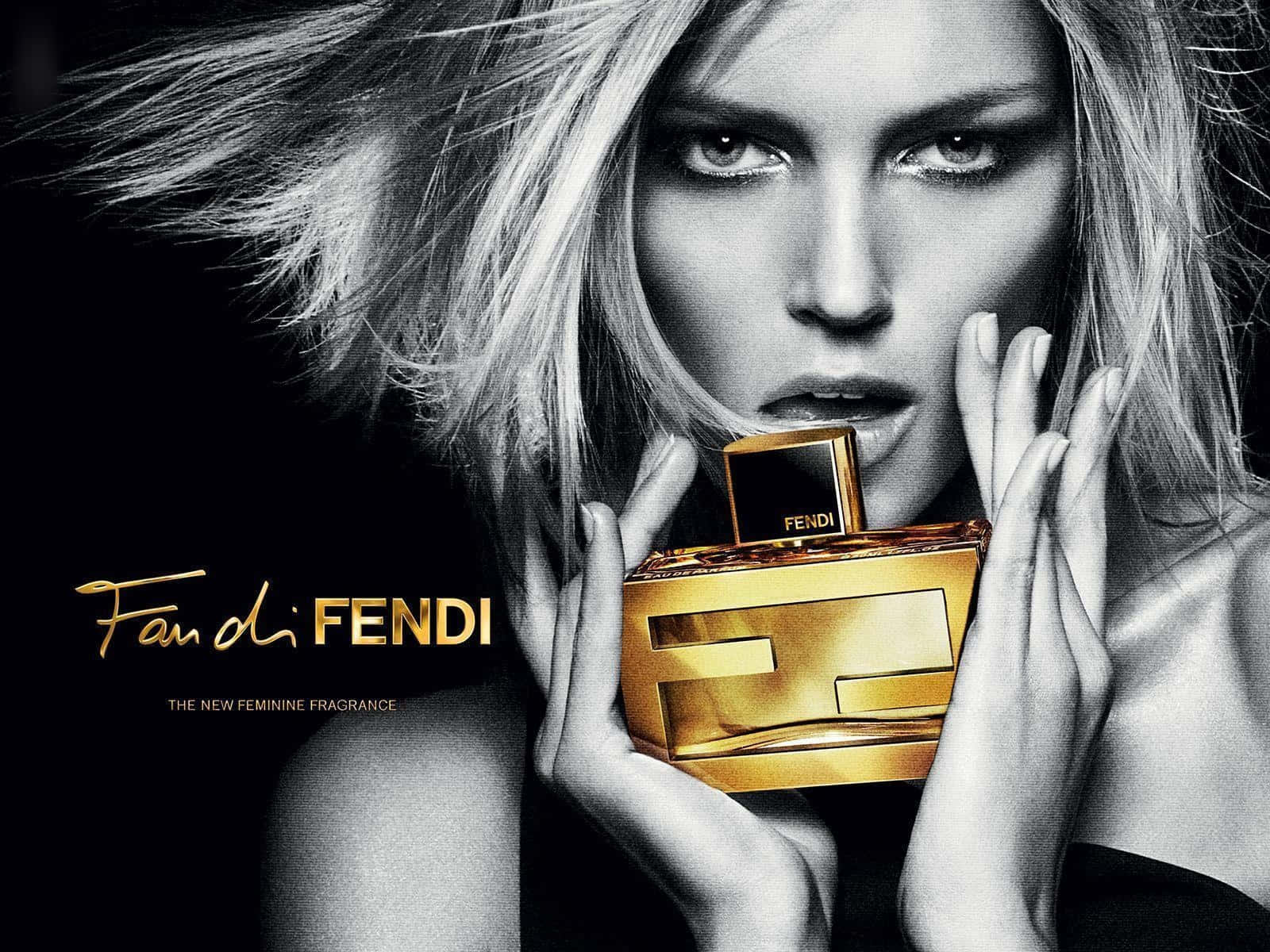 Fendi 桌布 壁紙 — 一位金髮女子眼神銳利，手持金色Fendi香水瓶，背景為黑色。