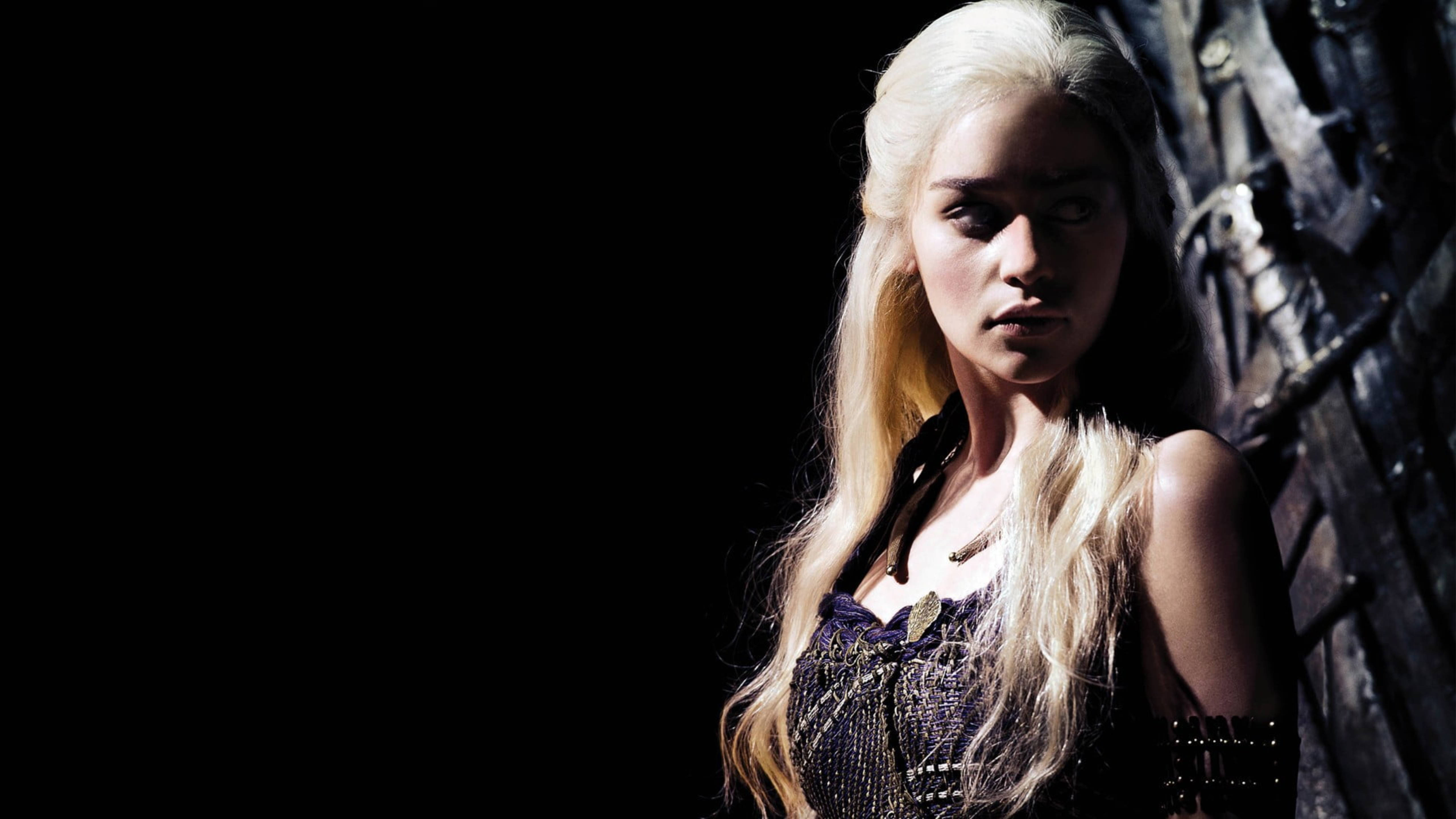 daenerys 桌布 壁紙 — 一位金髮女子眼神銳利，站在陰影黑暗中的劍王座旁，被戲劇性的側光照亮。