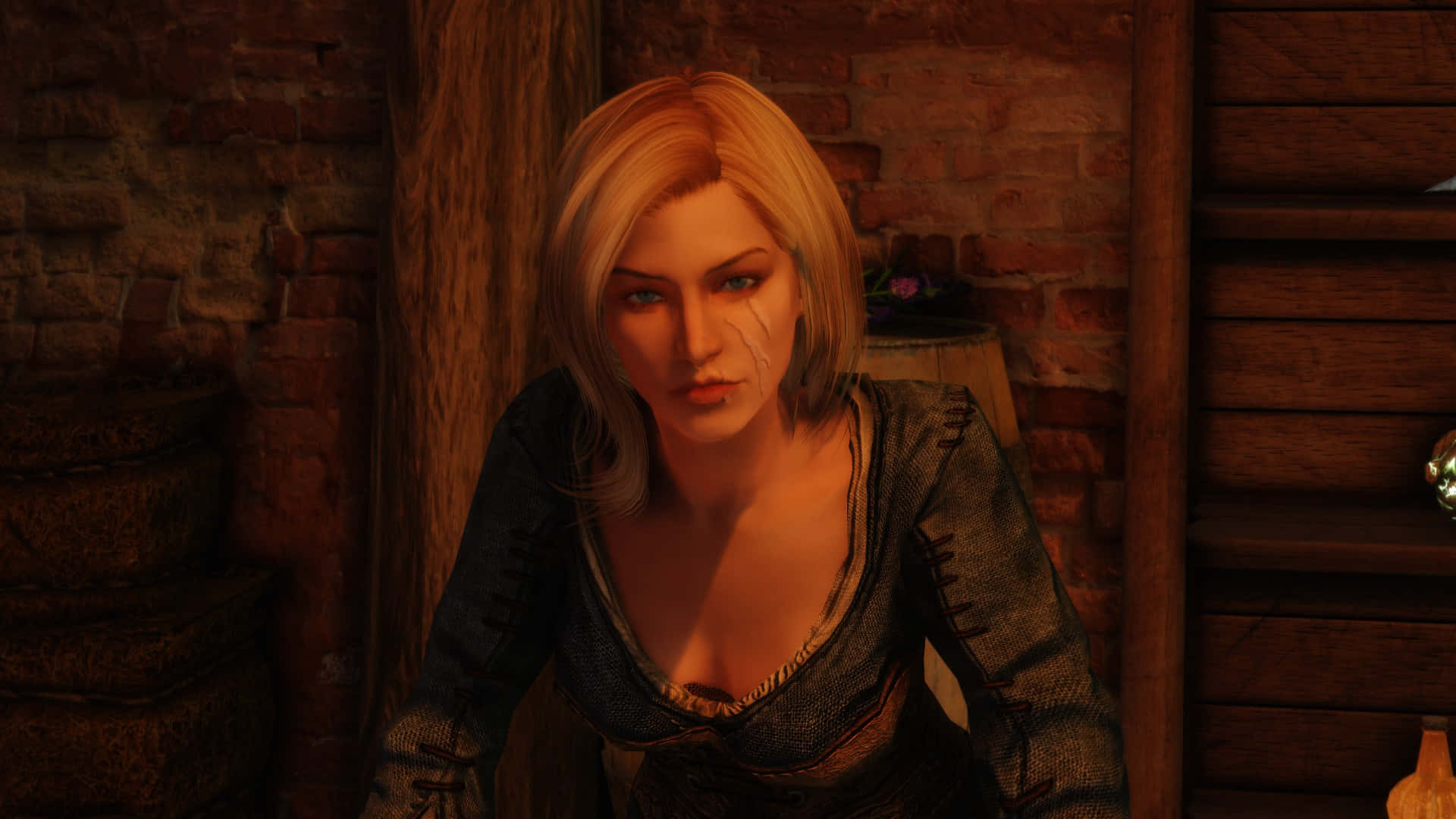 Skyrim Delphine 桌布 壁紙 — 一位金髮女子臉頰上掛著淚珠，坐在光線昏暗的質樸木屋中，牆壁是磚砌的。