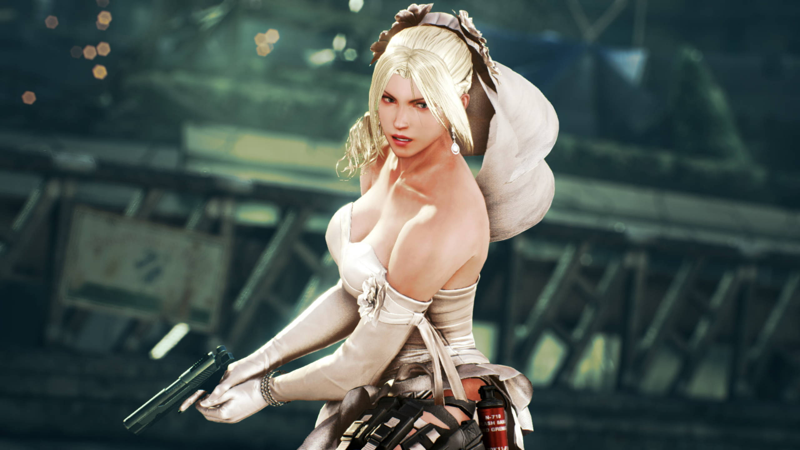 Tekken 桌布 壁紙 — 一位金髮女子身穿白色連衣裙，在光線昏暗的工業環境中手持手槍。