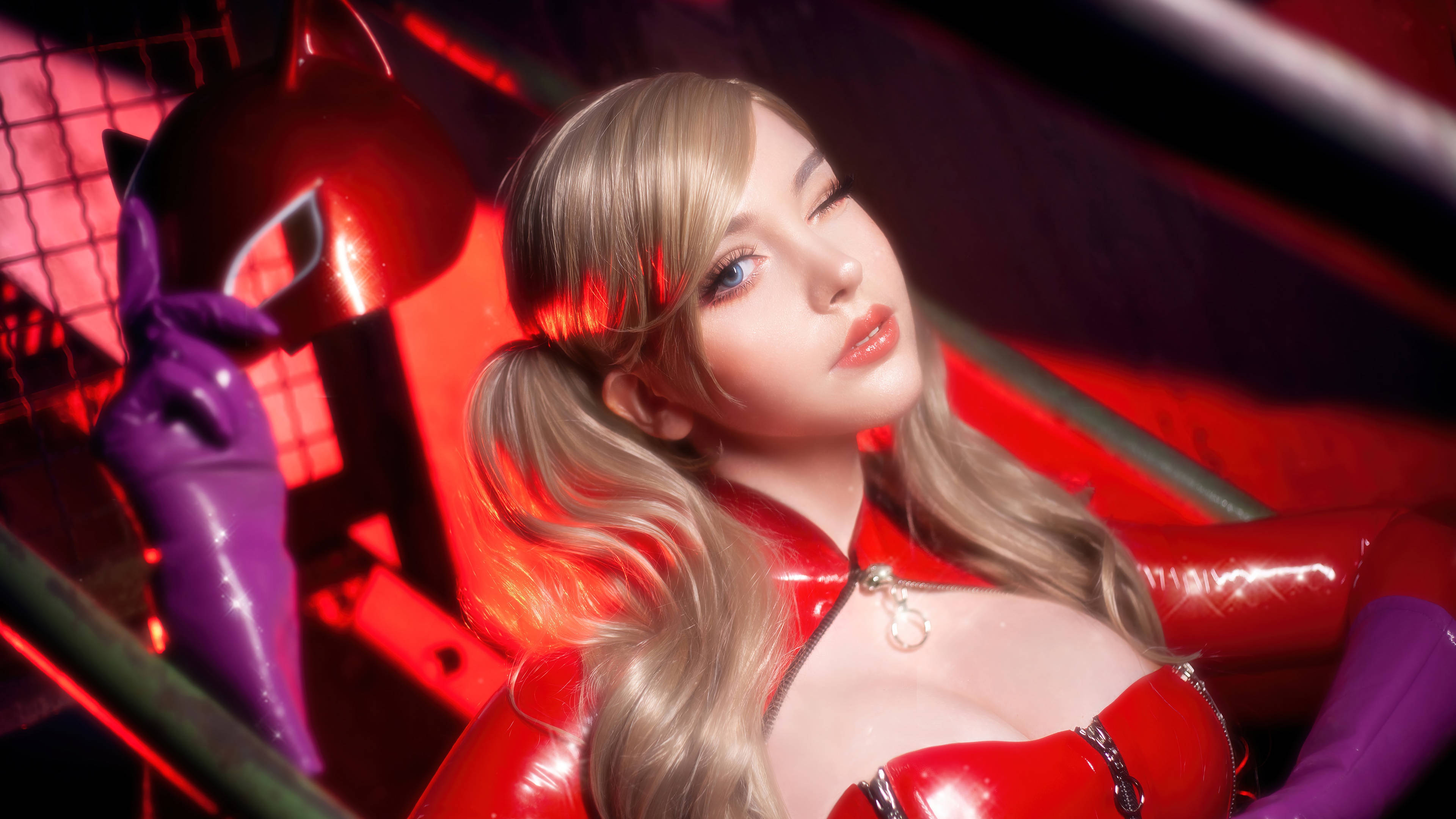 persona 5 4K 桌布 壁紙 — 一位金髮女子身穿紅色乳膠服裝，閉上一隻眼睛，靠在發光的紅色和紫色未來感背景上。