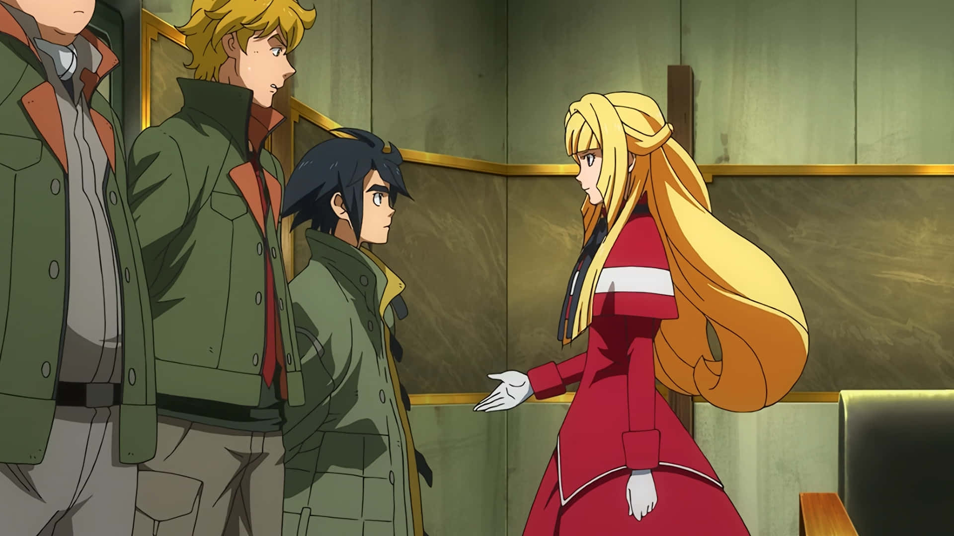 Mobile Suit Gundam Iron-blooded Orphans 桌布 壁紙 — 一位金髮女子身穿紅色連衣裙，在一個光線昏暗、牆壁為木質的房間裡，向三位身穿綠色夾克的男子伸出手。