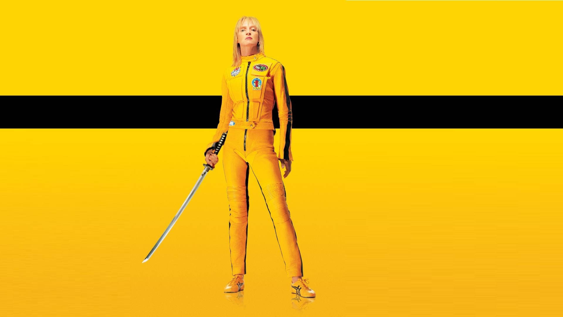 Kill Bill 桌布 壁紙 — 一位金髮女子身穿黃色賽車服，在搶眼的黃黑條紋背景前手持武士刀。