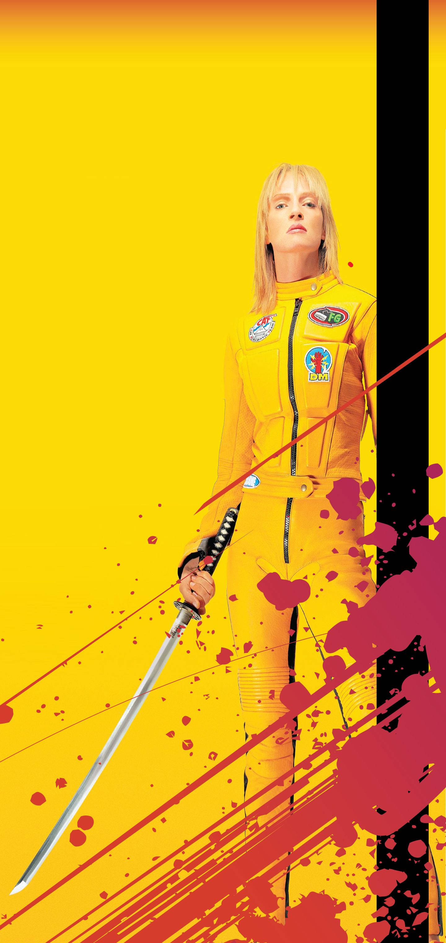 Kill Bill 桌布 壁紙 — 一位金髮女子身穿黃色連身衣，在帶有紅色和黑色潑濺效果的鮮黃色背景前手持武士刀。