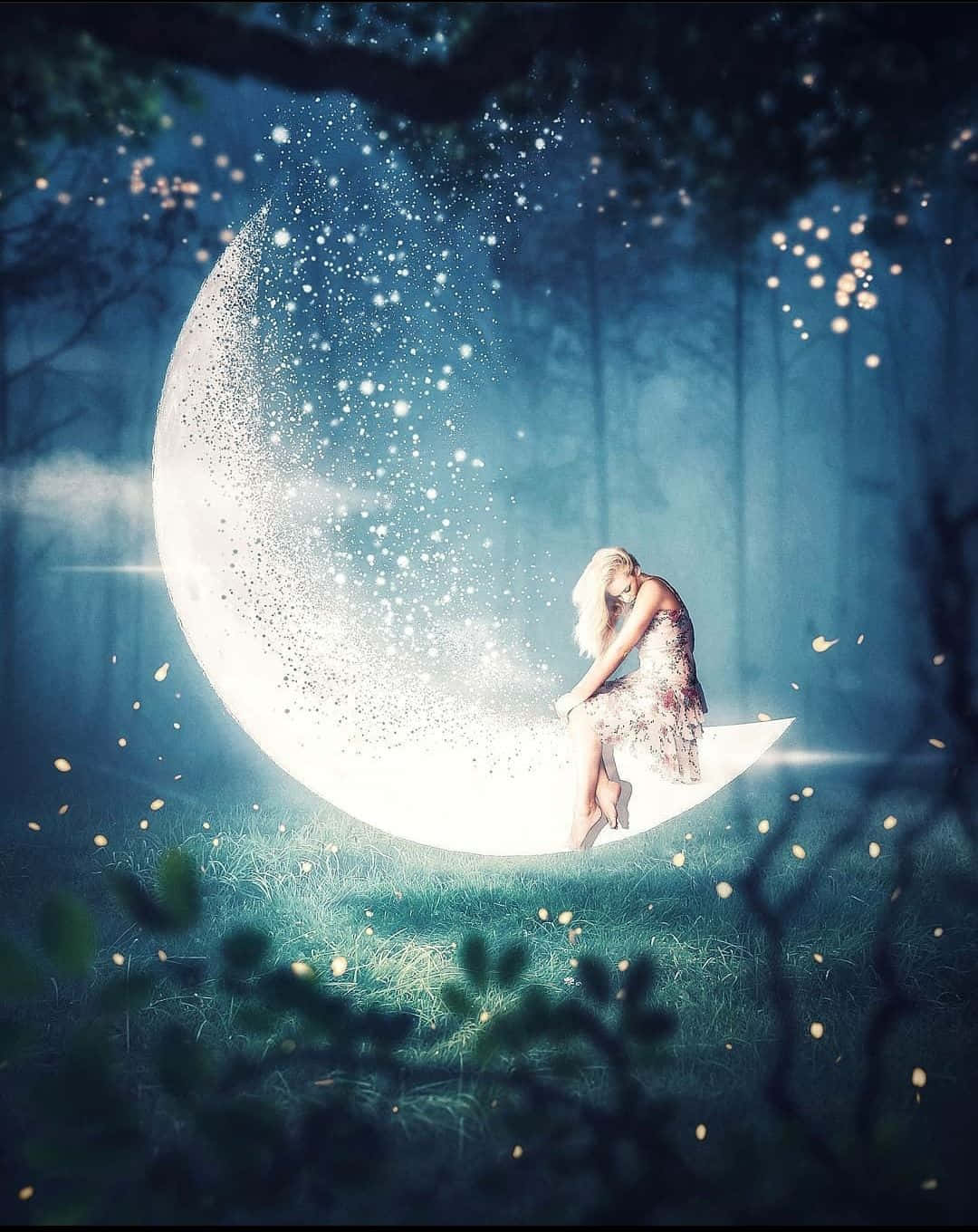 Crescent Moon 桌布 壁紙 — 一位金髮女性優雅地坐在神秘夜森林中發光的彎月上，周圍環繞著閃爍的粒子和柔和的藍光。