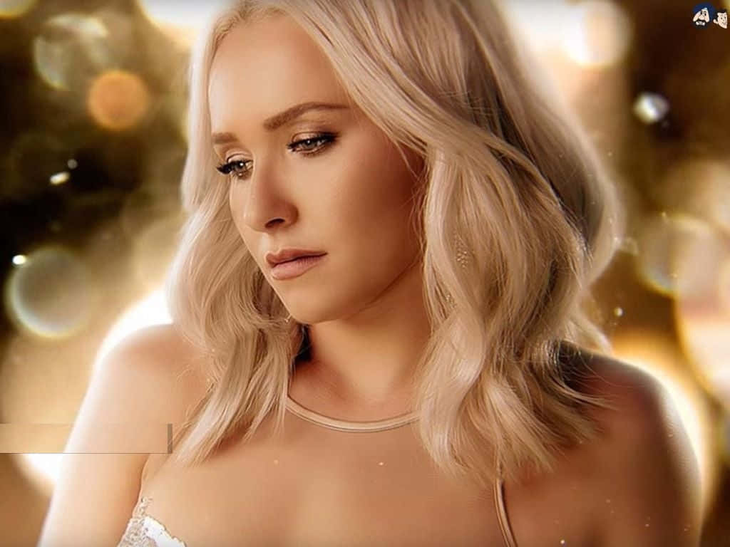 hayden panettiere 桌布 壁紙 — 一位金髮女性在溫暖的金色散景背景下若有所思地凝視。
