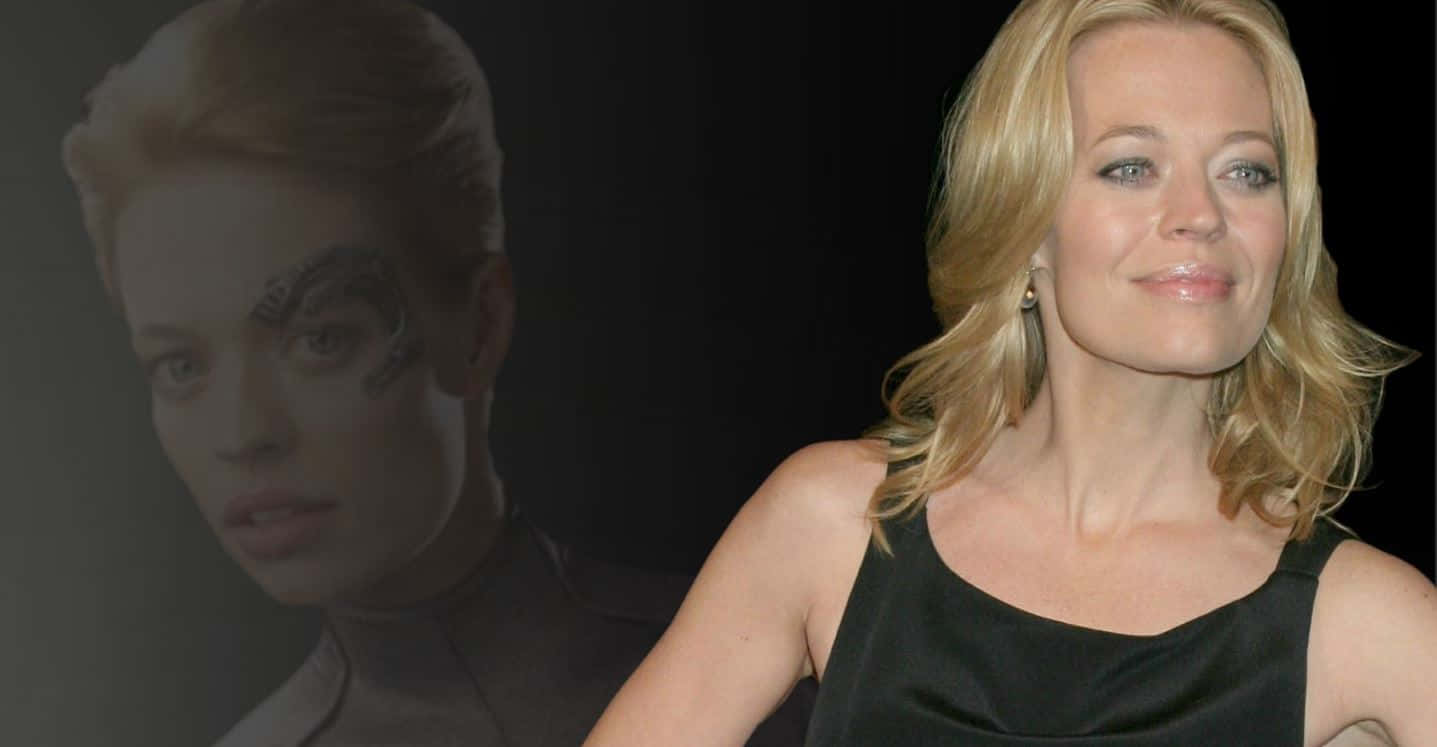 Jeri Ryan 桌布 壁紙 — 一位金髮女性在黑暗背景前微笑，背景中有她自己褪色的鬼影肖像，帶有網路面部標記。