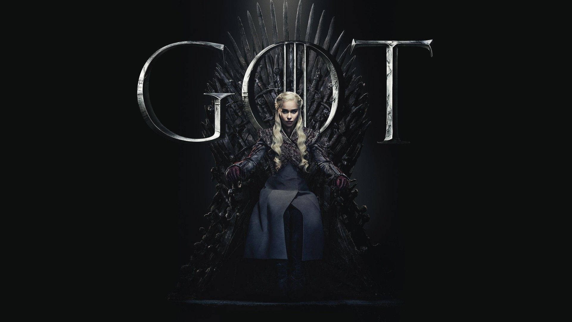 坦格利安家族 桌布 壁紙 — 一位金髮女性威嚴地坐在鐵王座上，背後「GOT」字母在黑暗的電影場景中發光。