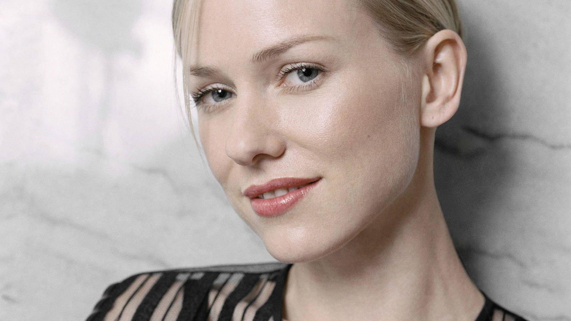 Celebrity 桌布 壁紙 — 一位金髮女性的近距離肖像，化淡妝，在大理石背景前露出溫柔的微笑。