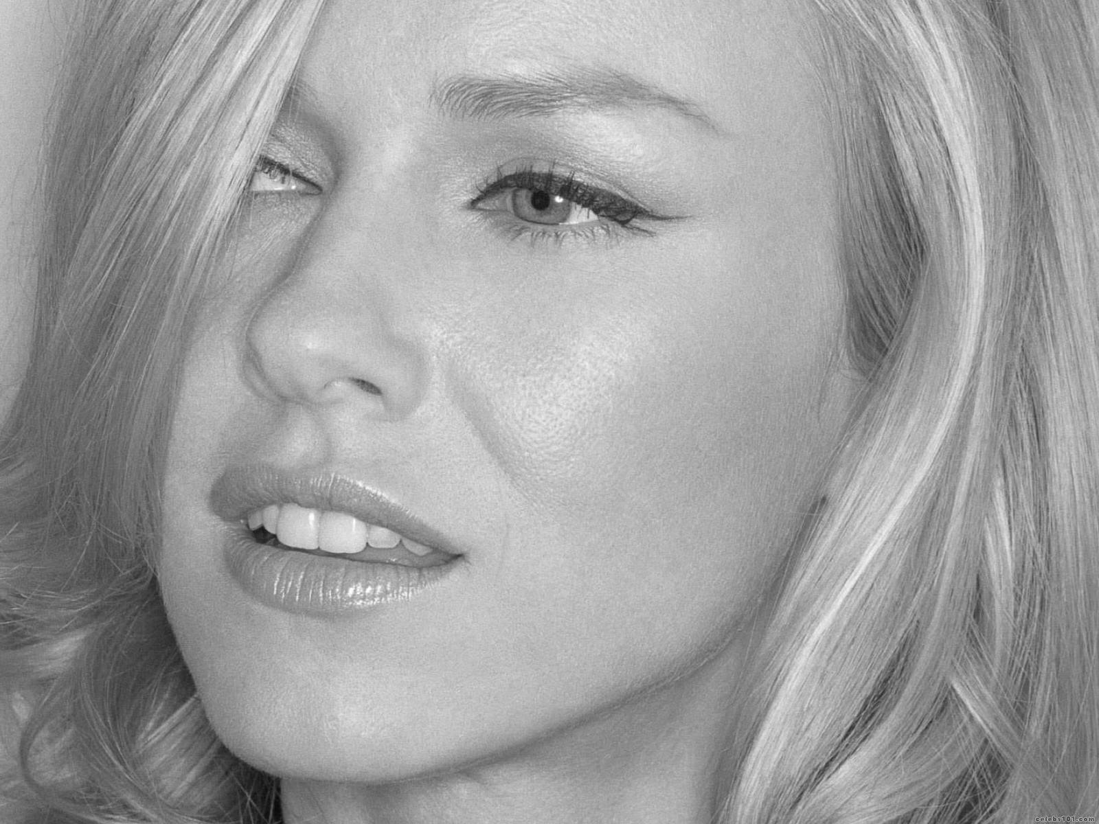 Celebrity 桌布 壁紙 — 一位金髮女性的黑白特寫肖像，帶著微妙的微笑，雙眼溫柔地望向側邊。