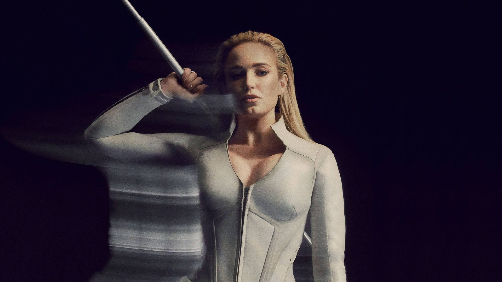金髮女性穿著白色未來感西裝，手持權杖，帶動態模糊 — Caity Lotz 動圖 壁紙