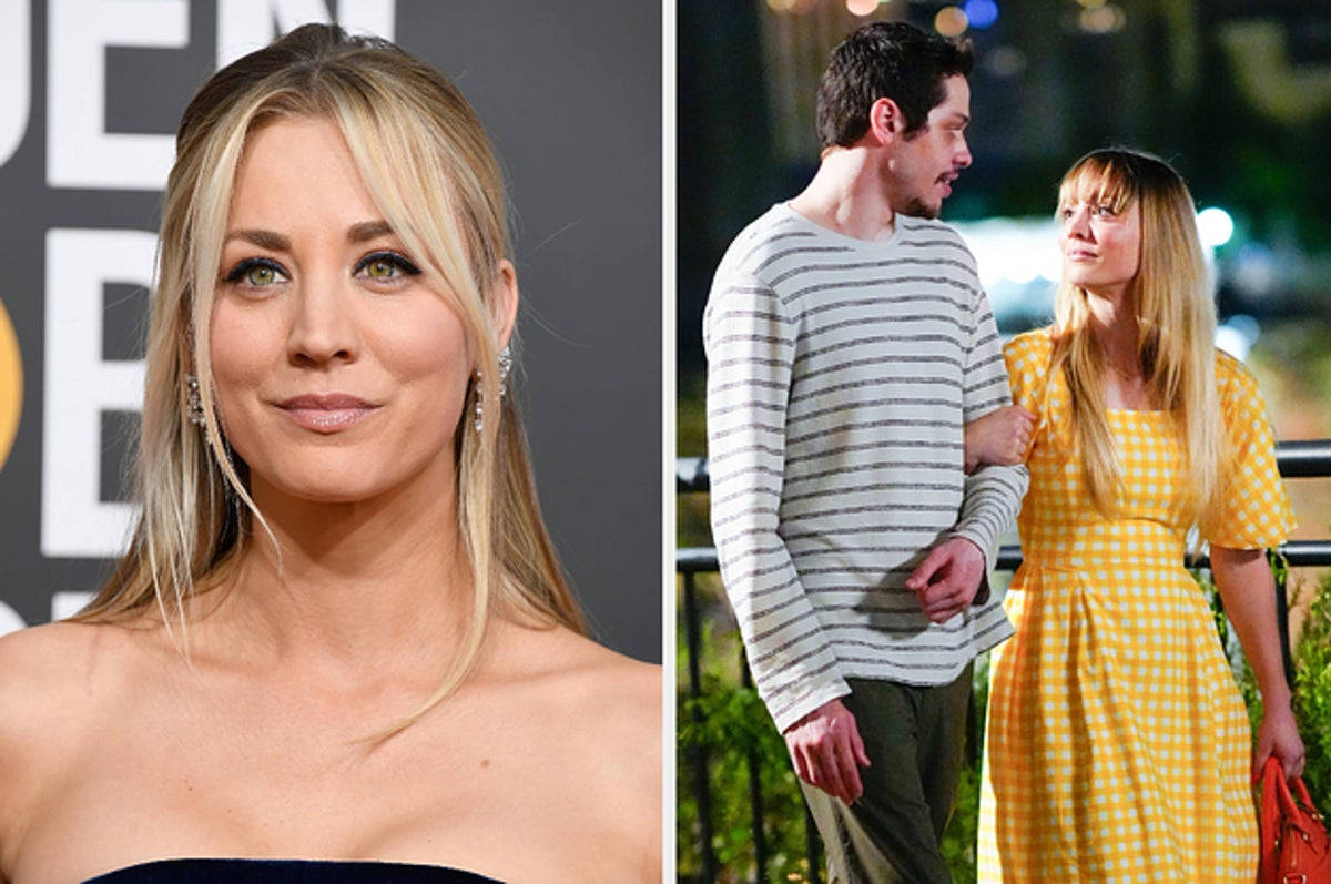 Kaley Cuoco 桌布 壁紙 — 一位金髮女性穿著無肩帶連衣裙在紅地毯活動中擺姿勢，旁邊有一對情侶在夜晚的城市燈光下散步。