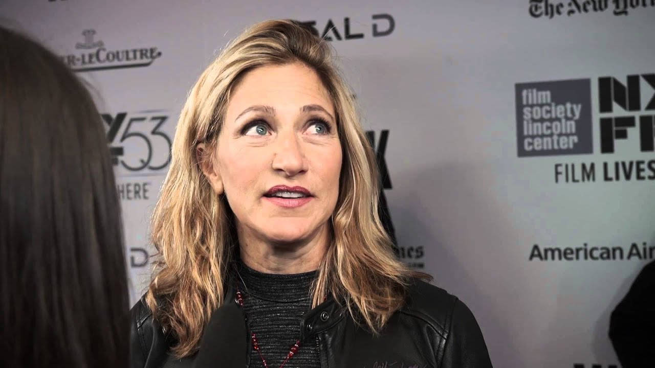 Celebrity 桌布 壁紙 — 一位金髮女性穿著黑色皮外套，在電影節活動中說話時向上看。