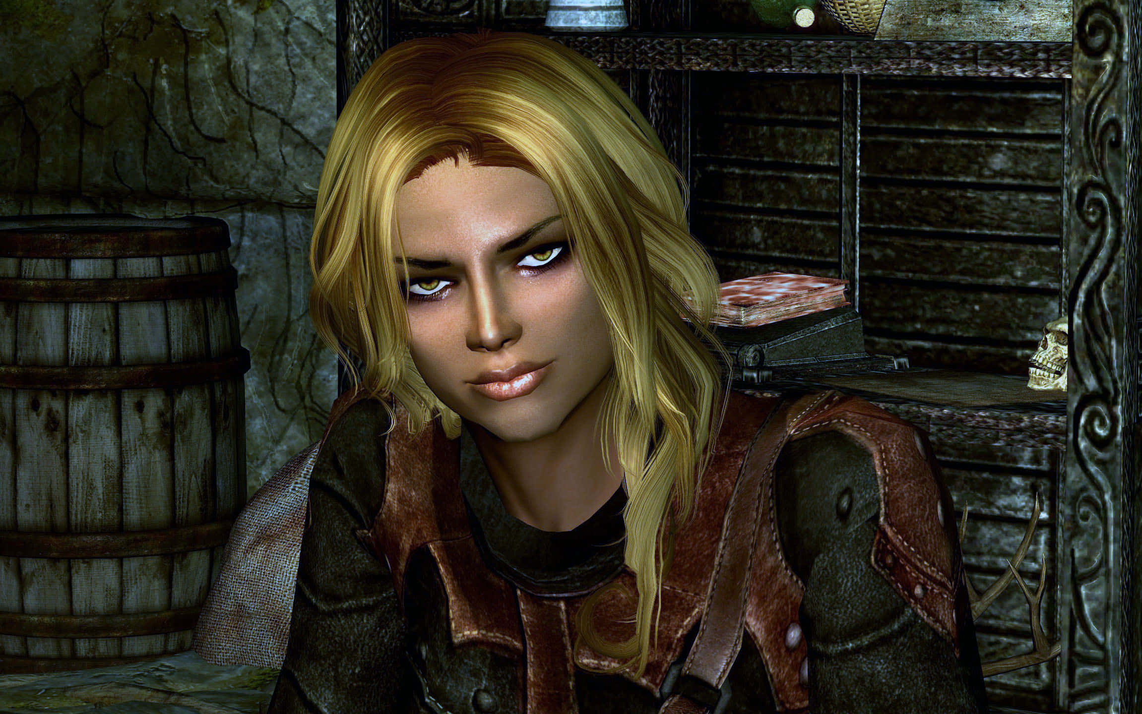 Skyrim Astrid 桌布 壁紙 — 一位金髮女戰士身穿皮甲，在昏暗的鄉村酒館中，凝視著木桶和架子。