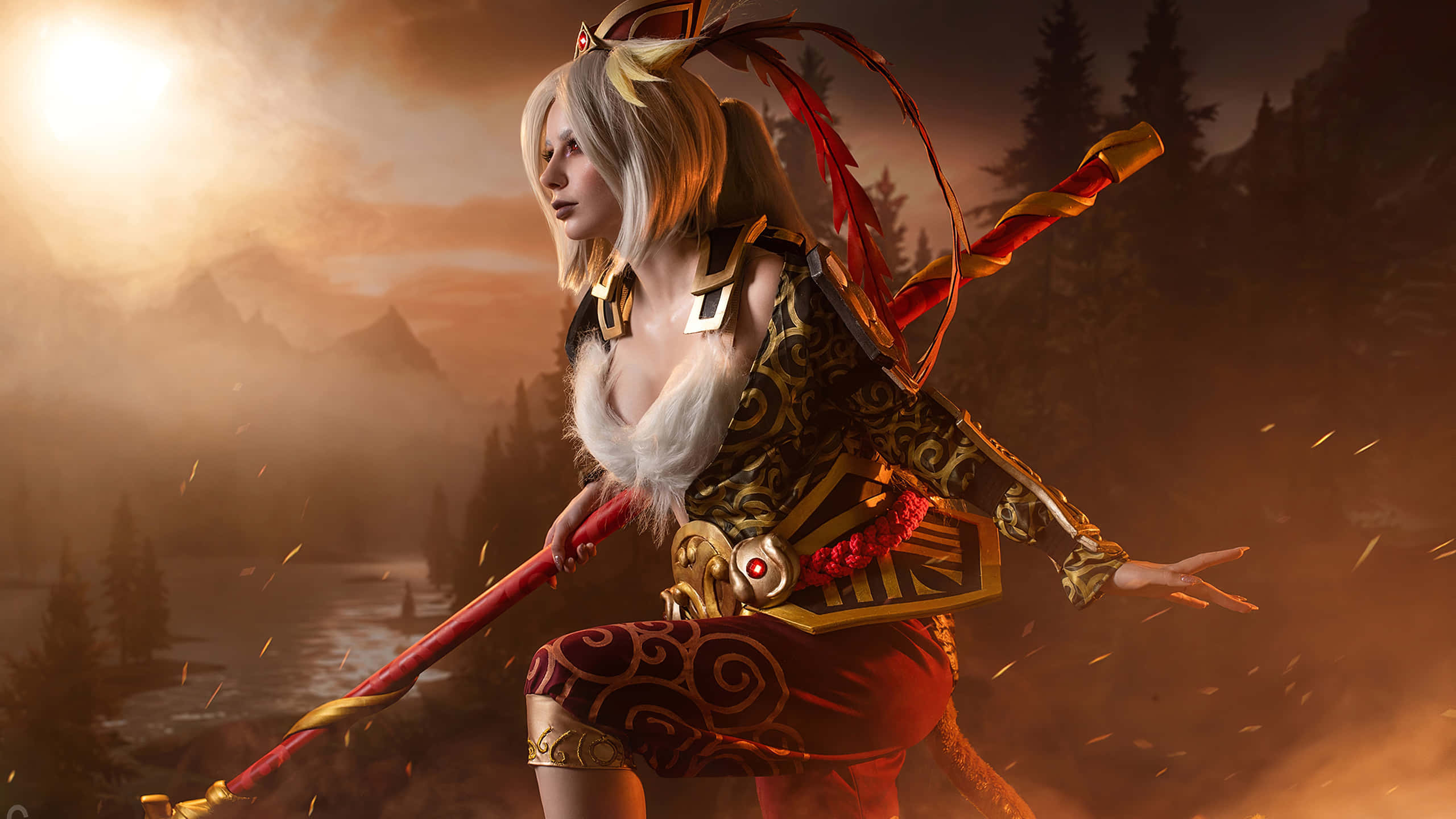 dota 2 4K 桌布 壁紙 — 一位金髮女戰士身穿華麗盔甲，手持法杖，在薄霧籠罩的山巒和松樹上方，面對著熾熱的夕陽，蓄勢待發。