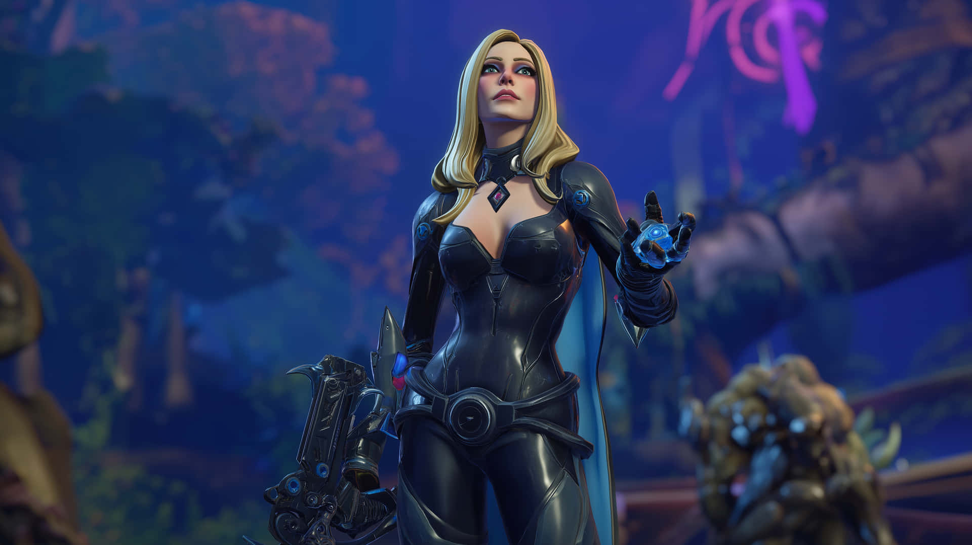 Mystical Sorceress in Futuristic Armor 壁紙 — 一位金髮女戰士身穿黑色裝甲緊身衣，手持發光藍色球體，以神秘紫色和藍色森林為背景，擺出姿勢。