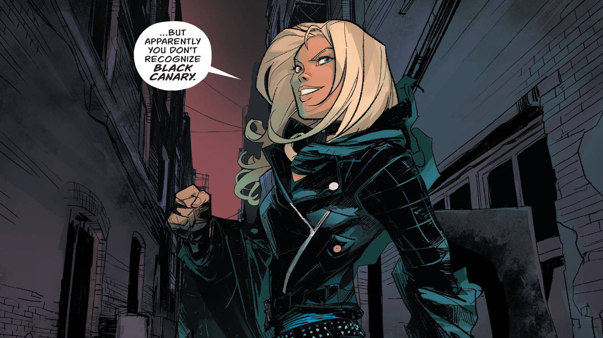 Black Canary 桌布 壁紙 — 一位金髮女超級英雄穿著深藍綠色外套，挑釁地站在骯髒的城市小巷中，拳頭緊握，對話框宣稱『...但顯然你不認識黑金絲雀。』