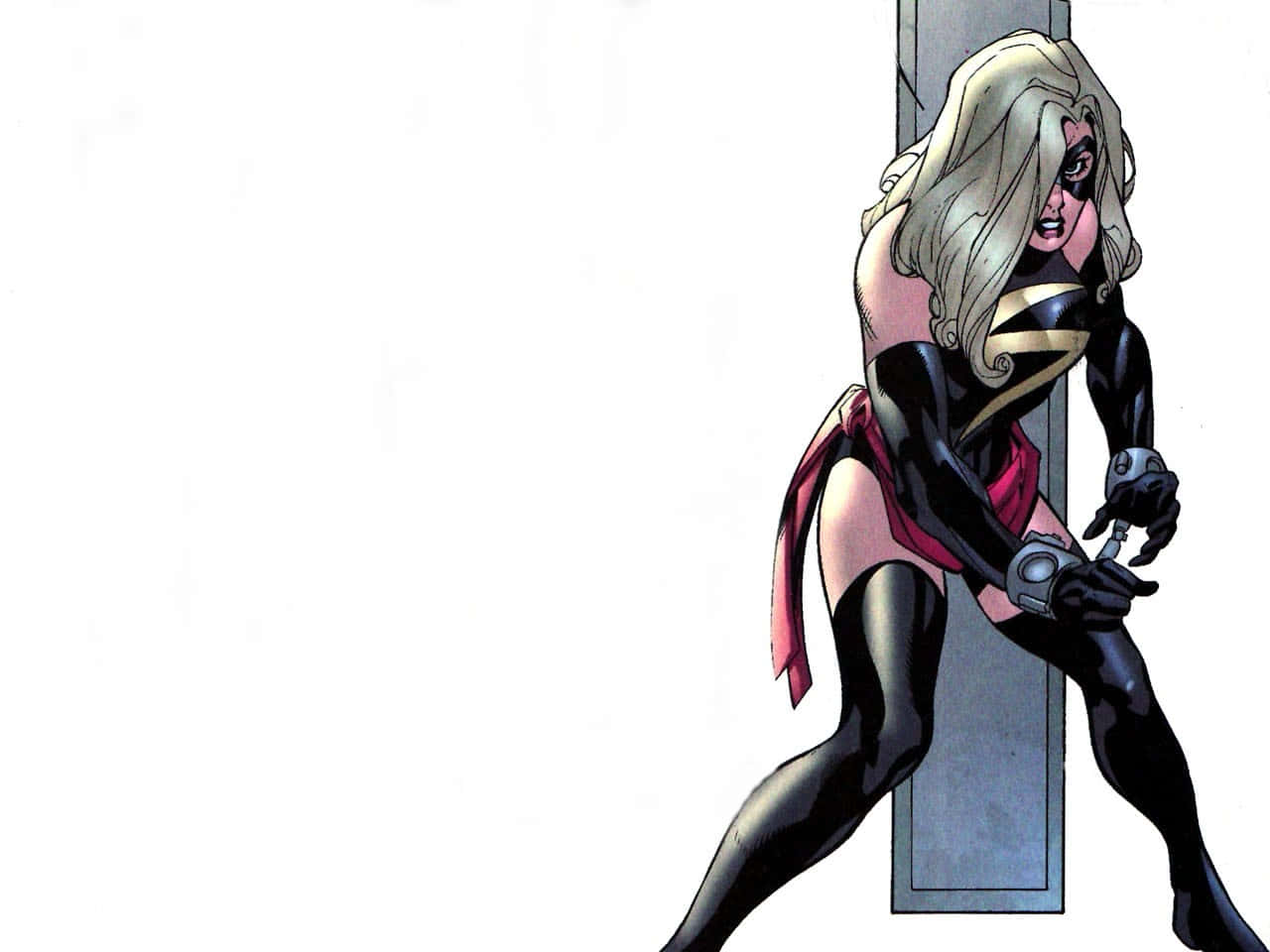 Best Captain Marvel 桌布 壁紙 — 一位金髮女超級英雄穿著黑色和粉紅色套裝，靠著柱子，表情堅定。