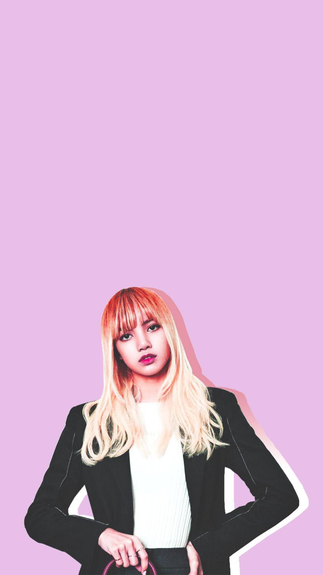 一位時尚的金髮女性穿著黑色西裝外套，站在粉紅色背景前。 — BLACKPINK Lisa GIF 壁紙