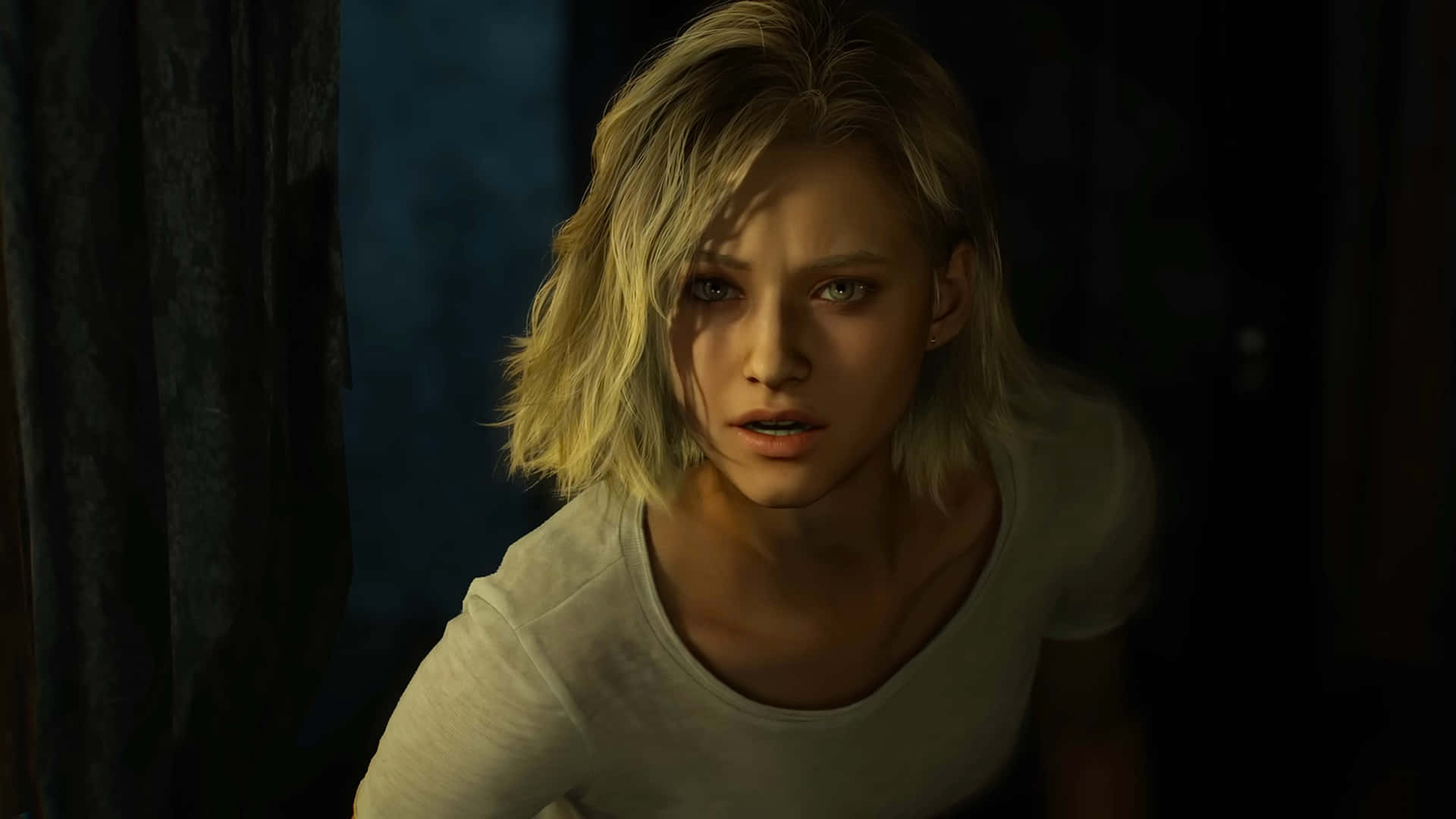 Resident Evil Requiem Grace Ashcroft Closeup 壁紙 — 一位金髮年輕女子在昏暗的藍色燈光下，在黑暗的房間裡睜大眼睛，震驚地凝視著。
