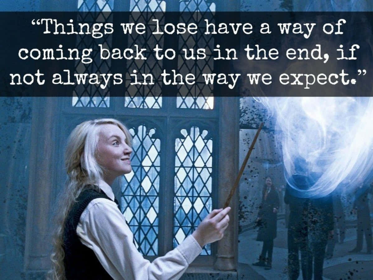 Harry Potter Quotes 桌布 壁紙 — 一位金髮年輕女巫在石牆大廳中施展發光咒語，微笑著，窗戶是菱形玻璃。