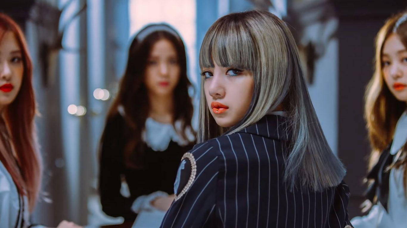 BLACKPINK 桌布 壁紙 — 一位金髮年輕女性，塗著大膽的紅唇，穿著條紋西裝外套，回頭望向肩膀後方。