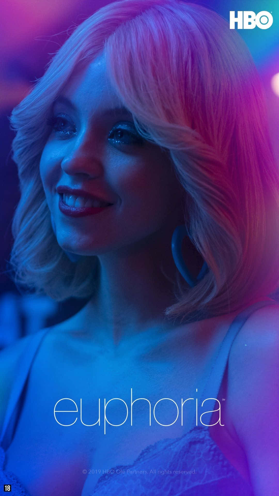 Euphoria Hbo iPhone 桌布 壁紙 — 一位金髮年輕女性在昏暗的俱樂部環境中，在鮮豔的粉紅和藍色霓虹燈下微笑。