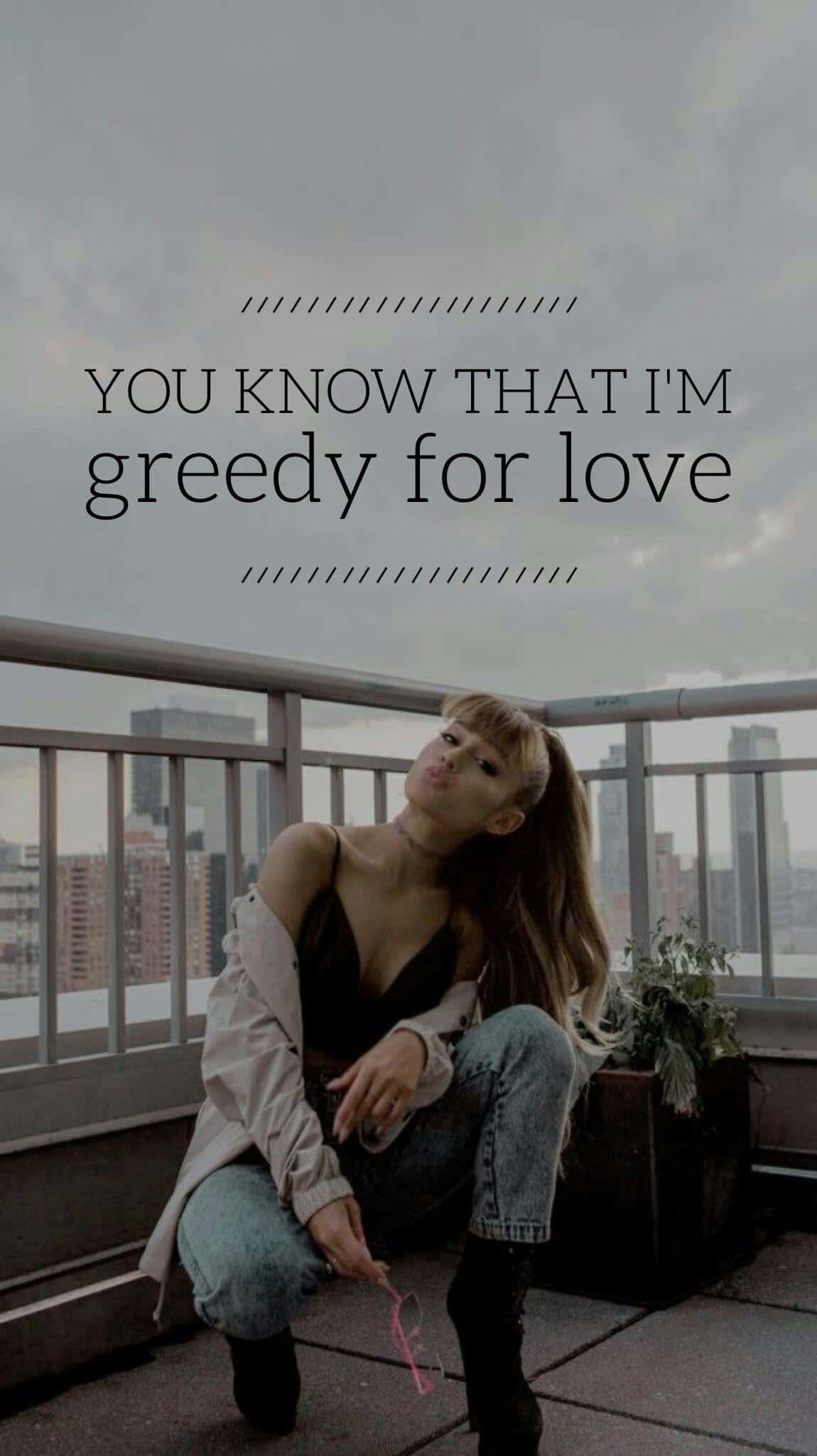 Aesthetic Ariana Grande 桌布 壁紙 — 一位金髮年輕女性坐在屋頂邊緣，身穿黑色上衣和牛仔褲，在陰天的城市天際線背景下仰望天空。