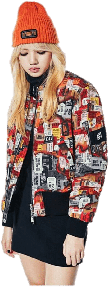 BLACKPINK 桌布 壁紙 — 一位金髮年輕女性戴著橙色無邊帽，穿著一件佈滿彩色卡式錄音帶圖案的飛行員夾克。