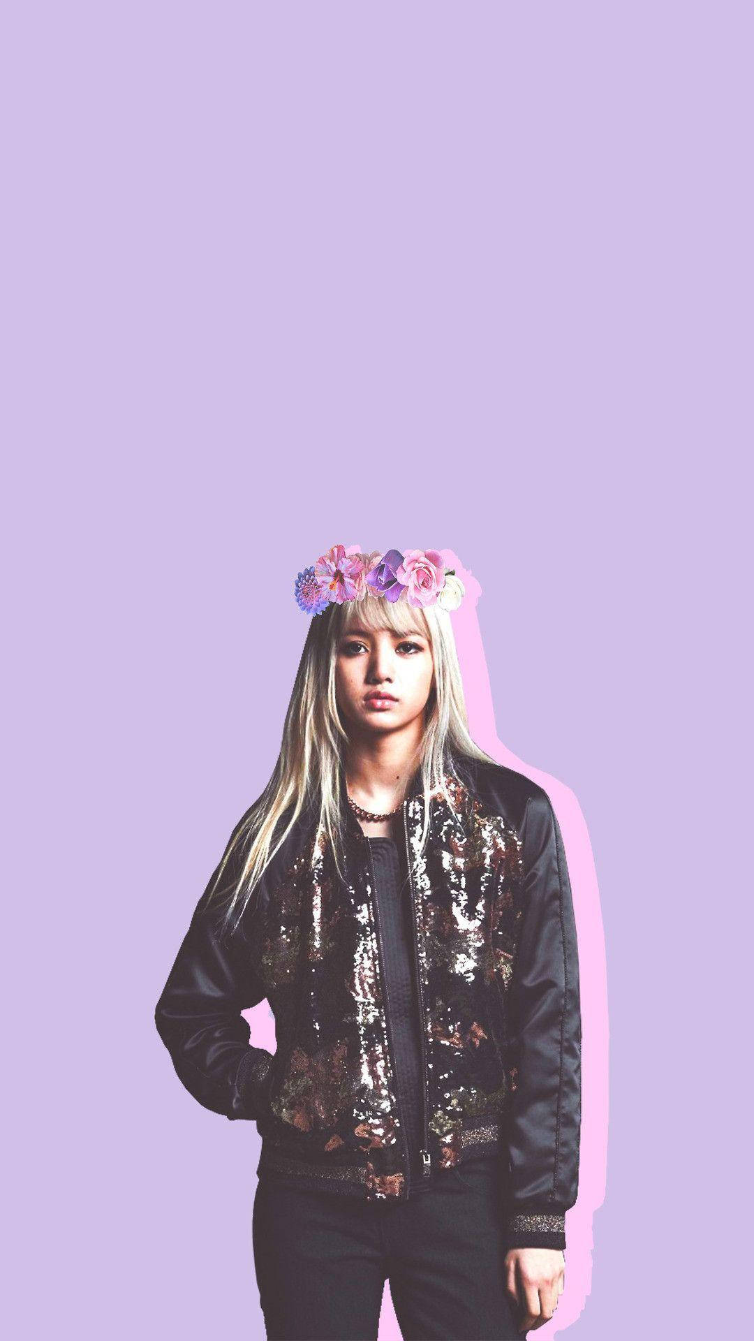 年輕女性身穿亮片夾克和花冠，背景為薰衣草色。 — BLACKPINK Lisa GIF 壁紙