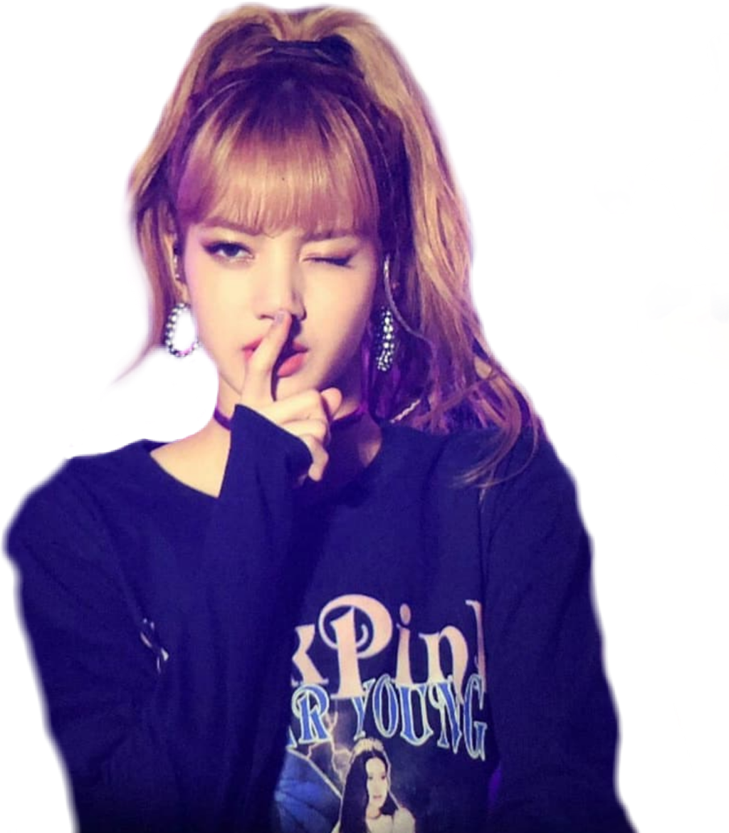 BLACKPINK 桌布 壁紙 — 一位金髮年輕女性戴著閃亮耳環，在深色背景前將手指放在唇邊眨眼。