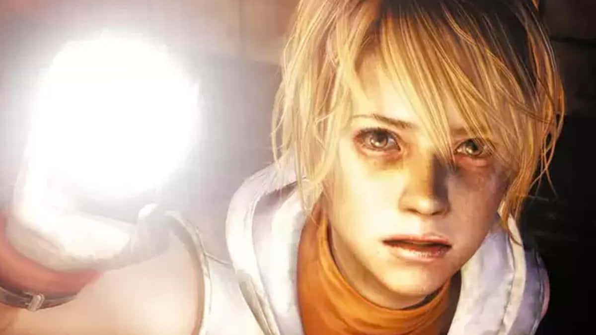 Silent Hill Characters 桌布 壁紙 — 一位金髮年輕女性手持明亮手電筒，在黑暗環境中，她的臉龐被照亮，帶著堅定的表情。