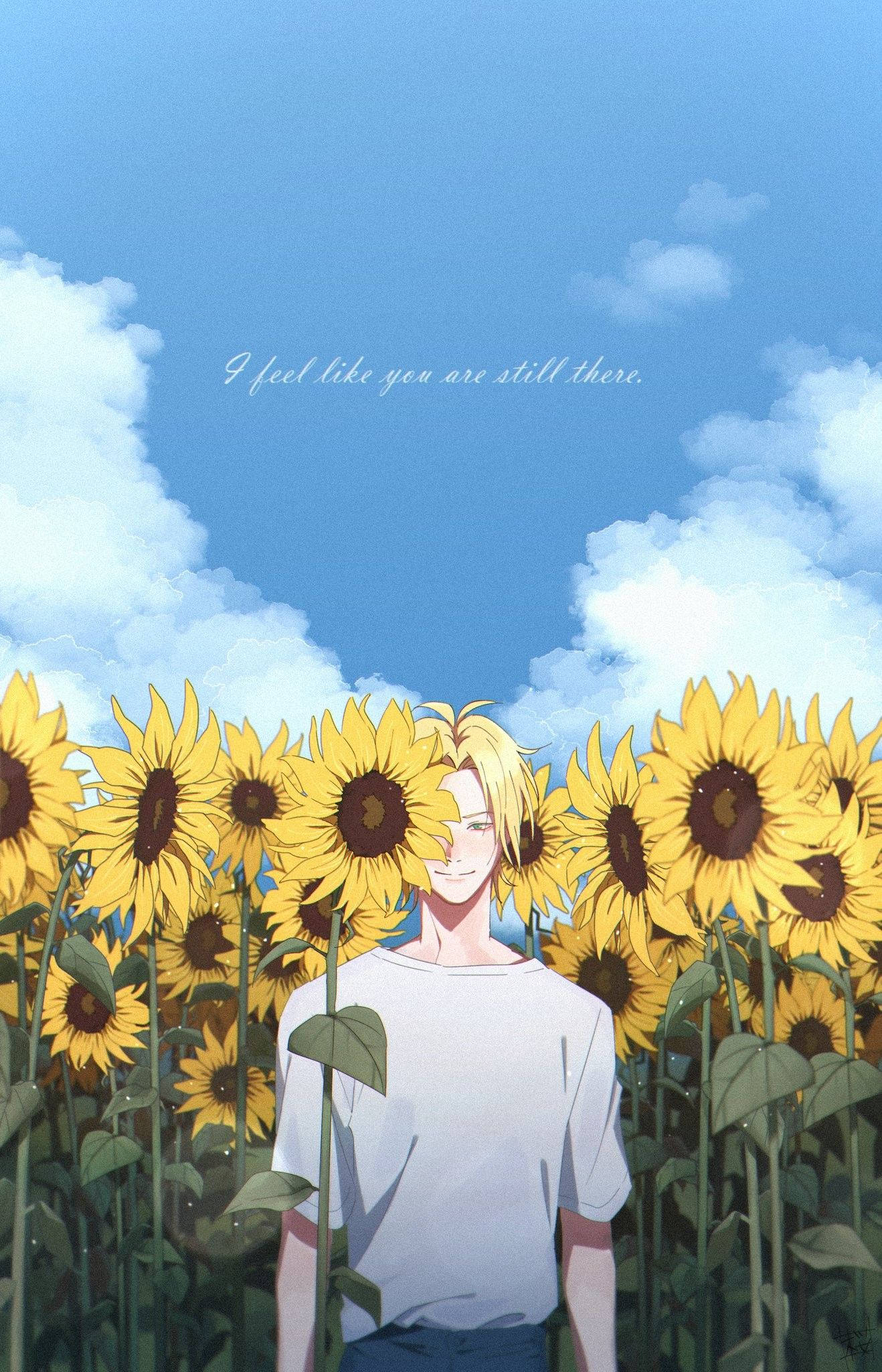 Banana Fish 桌布 壁紙 — 一位金髮年輕男子在充滿活力的向日葵田裡微笑站立，背景是晴朗藍天和 fluffy 雲朵。