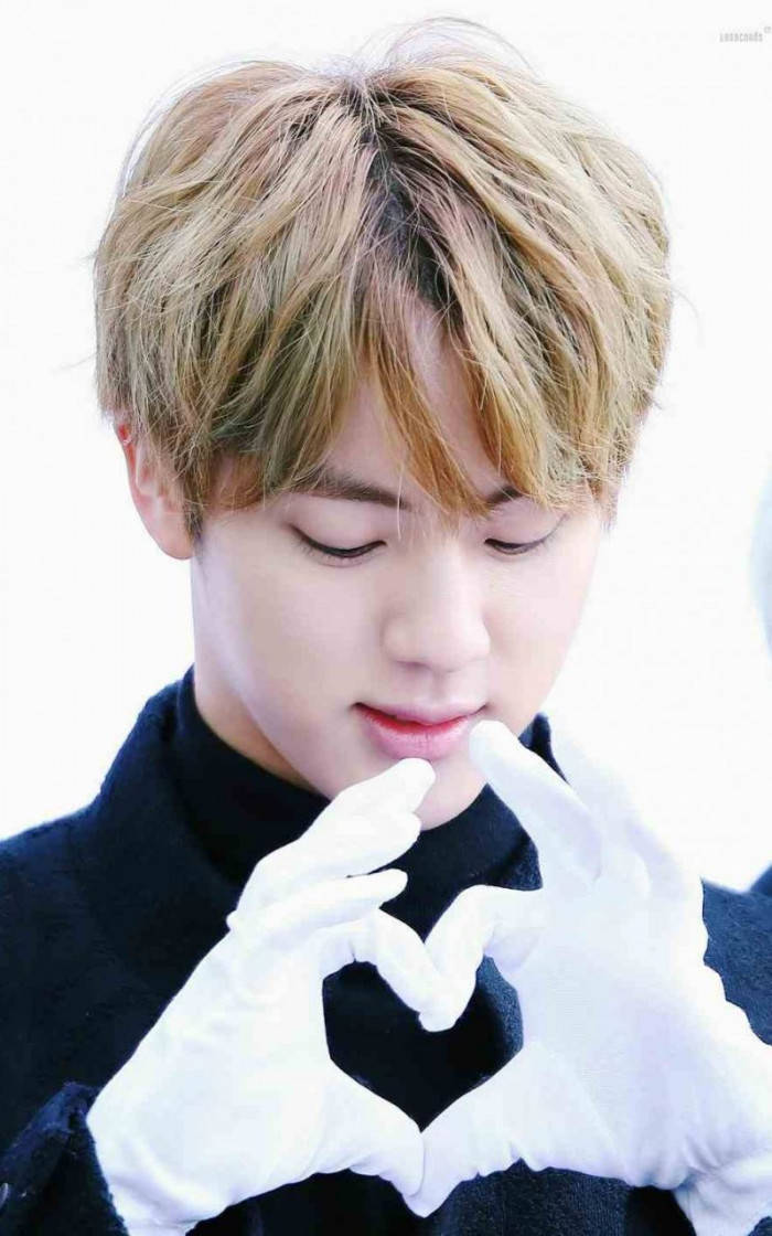 Jin 桌布 壁紙 — 一位金髮年輕男子戴著白色手套，在明亮的白色背景前用手比出心形。