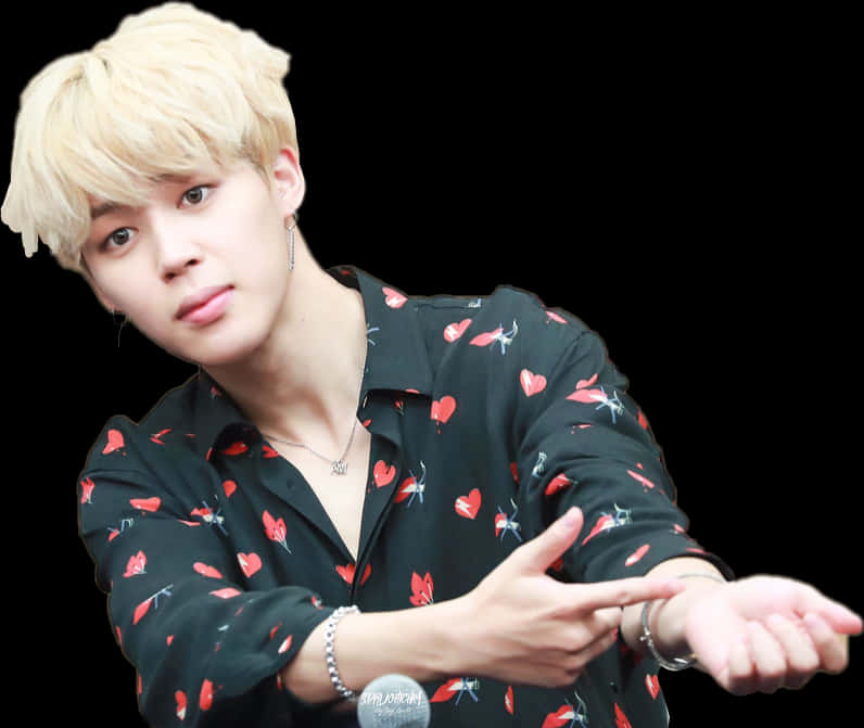 BTS 桌布 壁紙 — 一位金髮年輕男子穿著紅色心形圖案襯衫，在黑色背景前擺姿勢。