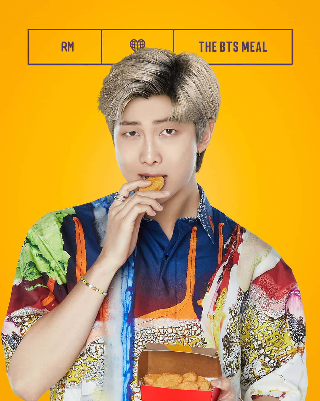 Bts Mac 桌布 壁紙 — 一位金髮年輕男子穿著色彩繽紛的圖案襯衫，在明亮的黃色背景前吃炸雞。