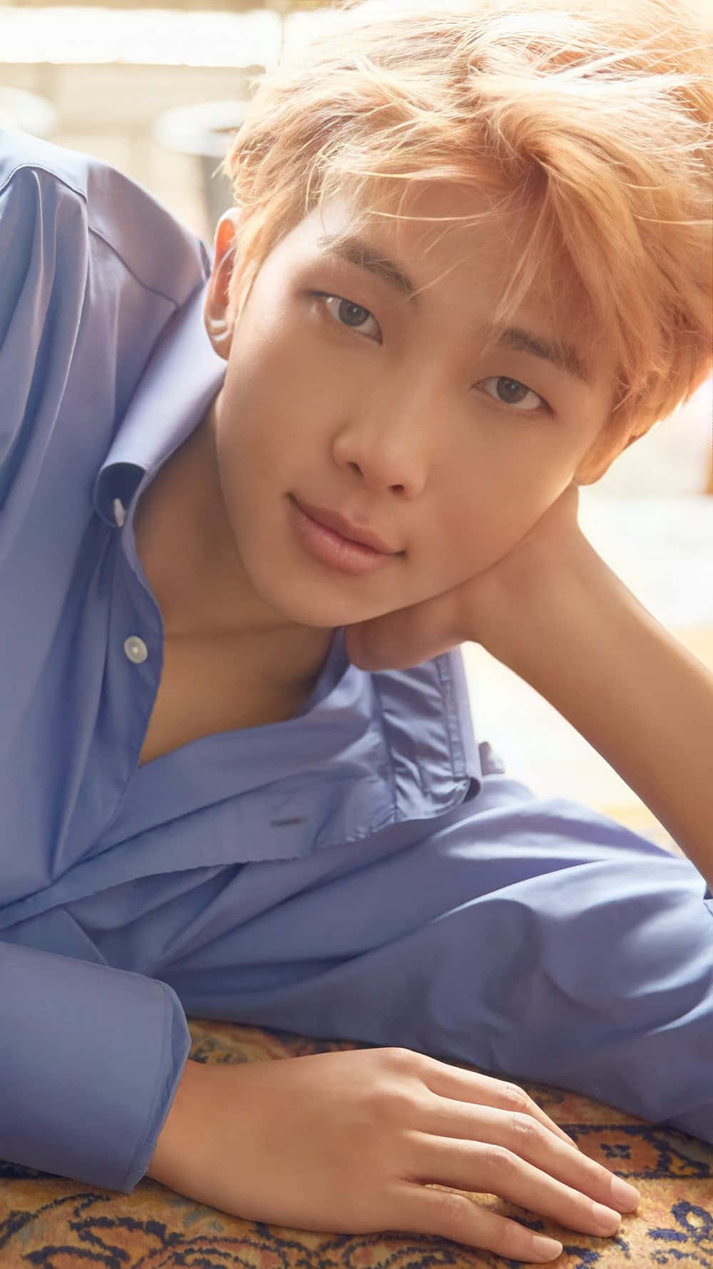Namjoon 桌布 壁紙 — 一位金髮年輕男子穿著藍色襯衫，將頭靠在手上。