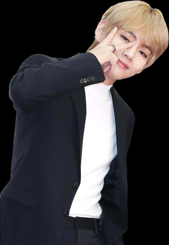 BTS 桌布 壁紙 — 一位金髮年輕男子穿著黑色西裝外套和白色高領毛衣，在黑色背景前比出和平手勢。