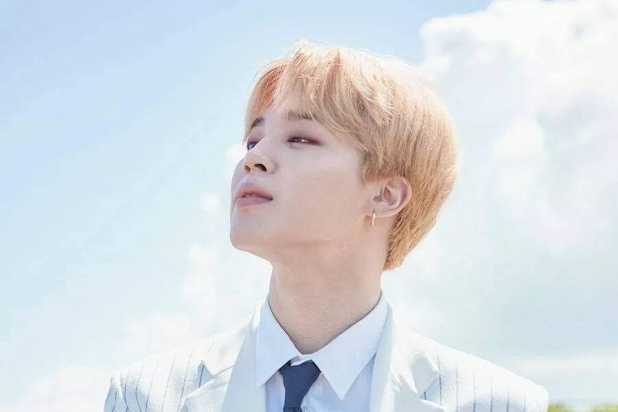 BTS 智旻 桌布 壁紙 — 一位金髮年輕男子身穿白色西裝，仰望藍天白雲。
