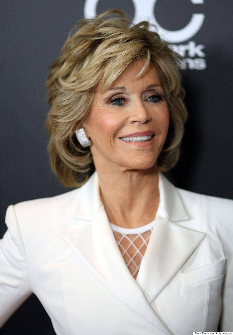 Celebrity 桌布 壁紙 — 一位金髮微笑的女性在正式活動中穿著白色西裝外套和鑽石耳環。