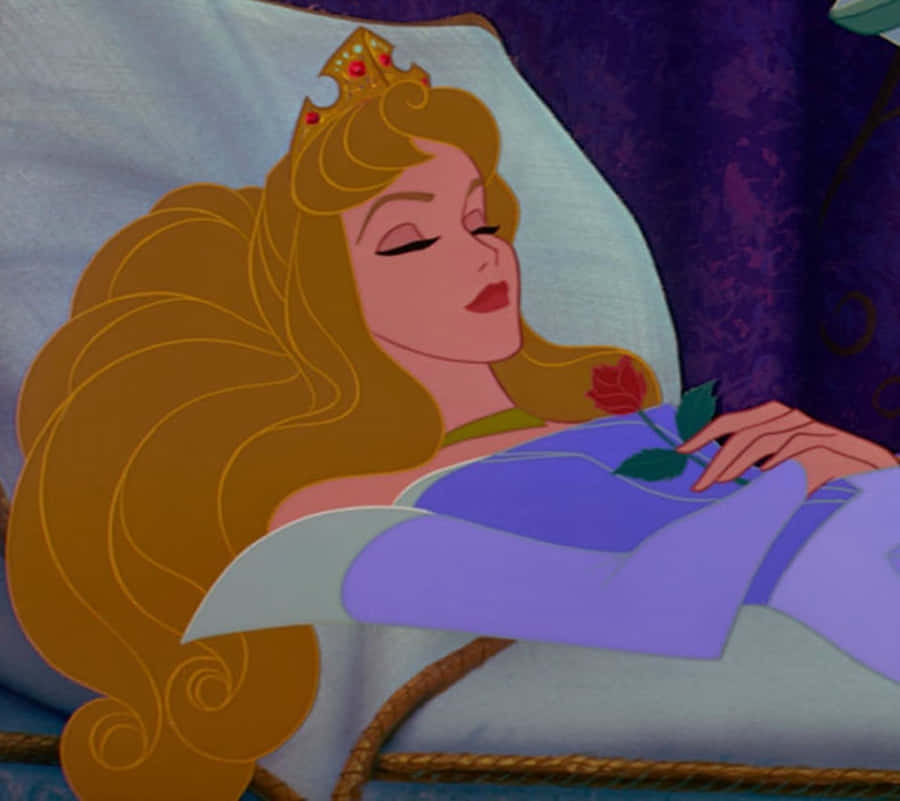 sleeping beauty 桌布 壁紙 — 一位金髮戴皇冠的睡公主，手中握著一朵紅玫瑰，安詳地休息。