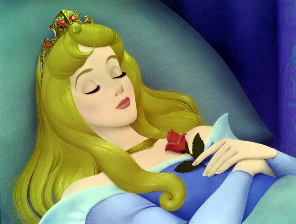 sleeping beauty 桌布 壁紙 — 一位金髮戴皇冠的睡公主在深藍色背景下平靜地休息，手持一朵紅玫瑰。