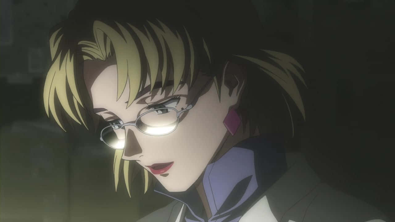 Ritsuko Akagi 桌布 壁紙 — 一位金髮戴眼鏡的動漫女性在昏暗燈光下的特寫，她的臉龐被柔和的光芒照亮。