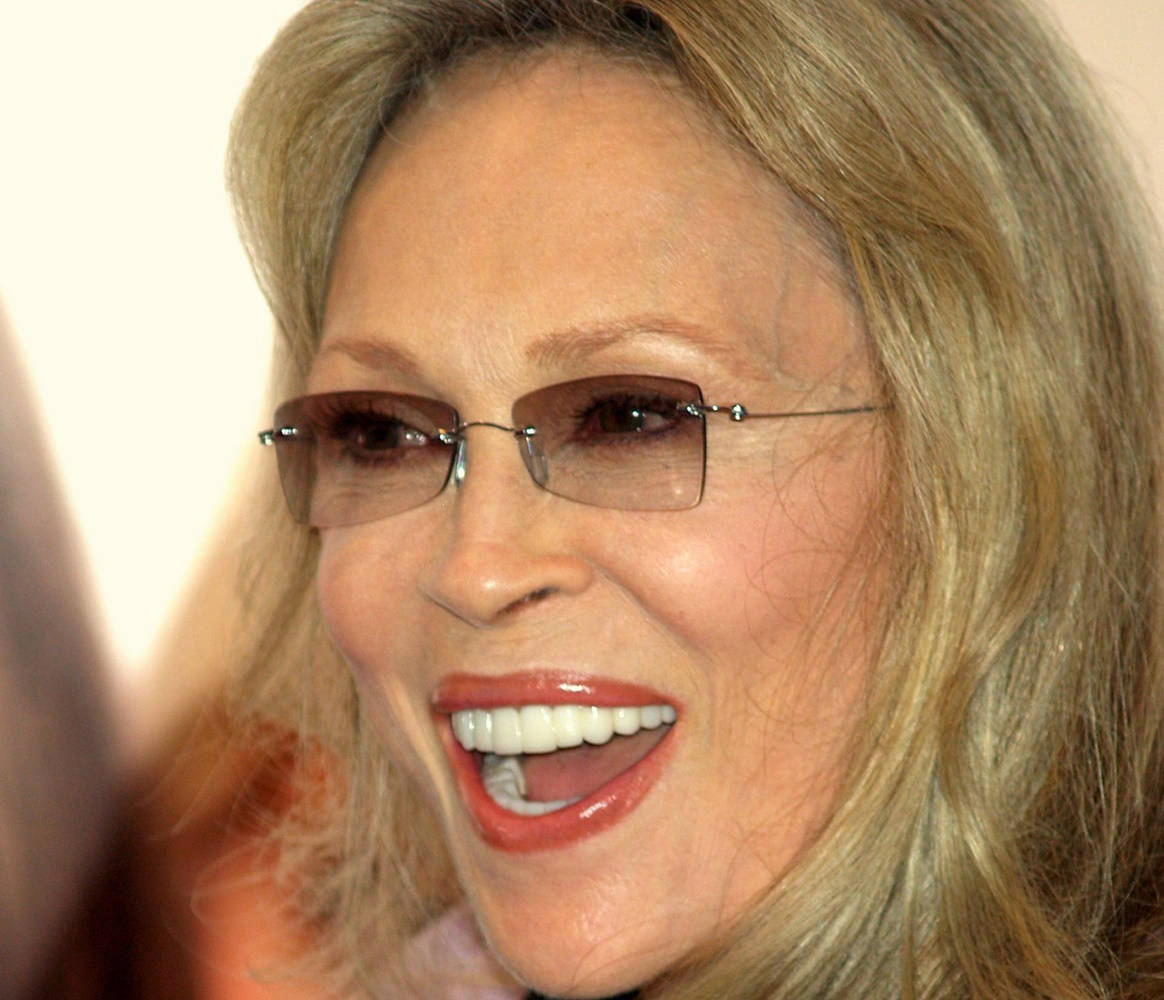 Celebrity 桌布 壁紙 — 一位金髮戴眼鏡的女性近距離特寫，塗著鮮豔的紅色唇膏，開懷大笑。