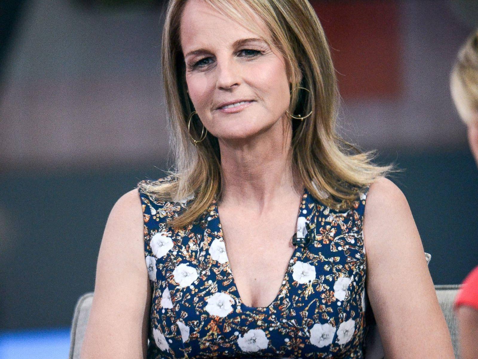Celebrity 桌布 壁紙 — 一位金髮戴耳環的女性，穿著花卉圖案上衣，溫柔地微笑。